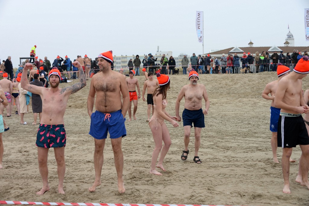 ../Images/Nieuwjaarsduik Noordwijk 2020 017.jpg